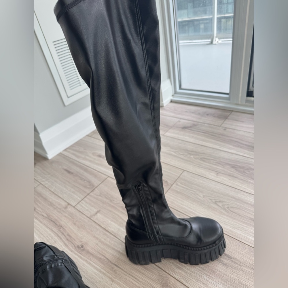 Letar Black Stretch Boots - Picture 7 of 13